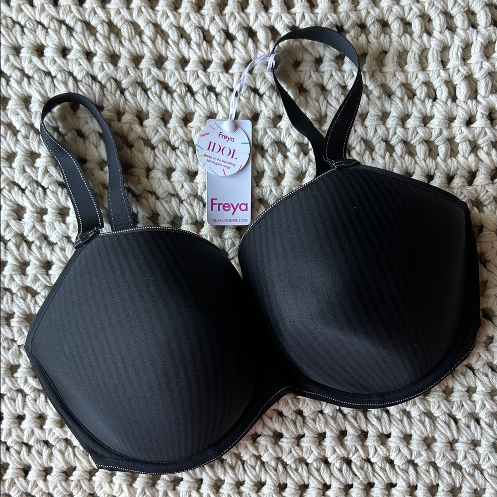 NWT Freya 36I Black Molded T-Shirt Bra with Subtle Stripe